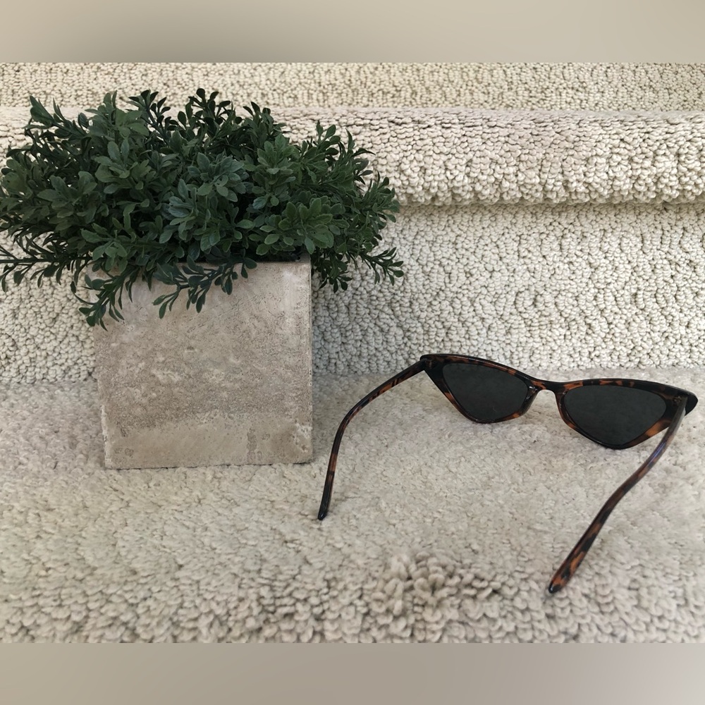 🕶️ Women’s Tortoise Shell Brown Color Cat-Eye Sunglasses. - Picture 5 of 14